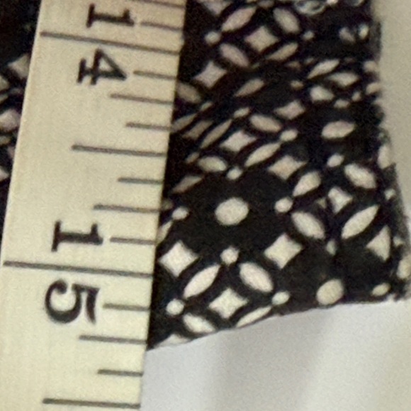 Ann Taylor Black and White Geometric Shorts size 4 - Picture 3 of 6